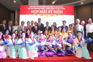 诸位领导和贵宾与参加文艺表演的大学生合照留念。