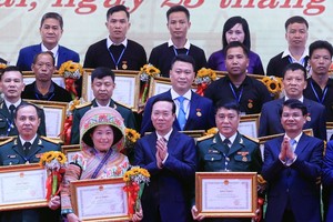 国家主席武文赏向在学习与效法胡志明道德、思想与作风取得出色成绩的个人颁发奖状。（图：越通社）