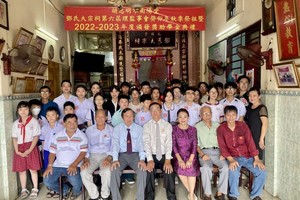 领奖学生与各位理监事同仁合作。