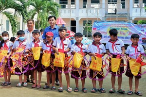 向偏远地区学子中秋送暖