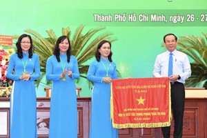 市委书记阮文年向市农民协会颁发政府竞赛锦旗。