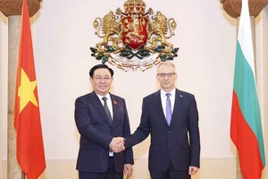 越南国会主席王廷惠会见保加利亚总理尼古拉‧登科夫。（图：越通社）