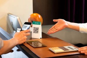 旅客扫码支付。（示意图：互联网）