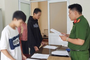 公安员向两名歹徒宣读起诉状。（图：福清）