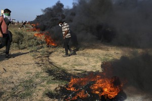 2023年9月22日，加沙城以东，巴勒斯坦抗议者在与以色列安全部队发生冲突时焚烧轮胎。（图：AP）