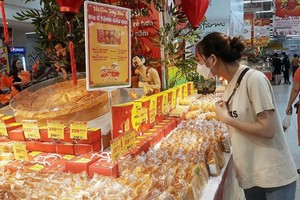 一名女性在Go! & Big C超市选购月饼。（图：TL）