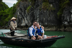国际游客参观兰夏湾。