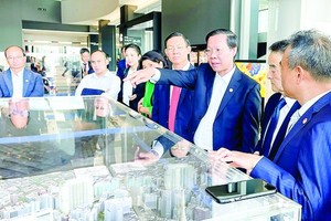 市人委会主席潘文迈与工作团参观涩谷区。（图：艳萍）