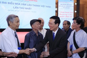 国家主席武文赏与老一辈作家代表。（图：越通社）