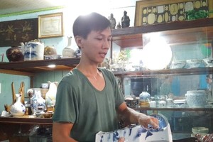 阮克维修复的古董花瓶。