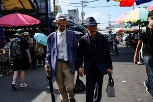 以2021年为准，66岁以上退休年龄段人群的相对贫困率为39.3%，较前一年下降1.1个百份点。（图：AFP）