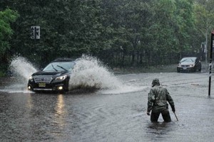 美国纽约9月29日遭遇强降雨，纽约州长霍楚尔宣布，由于出现极端降雨天气，纽约市、长岛和哈德逊河谷地区进入紧急状态。（图：互联网）