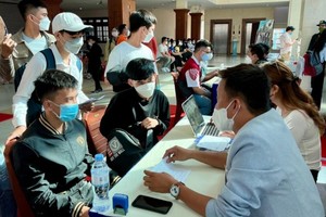 某一招聘会现场接受求职者前来应聘。（图：杨定）