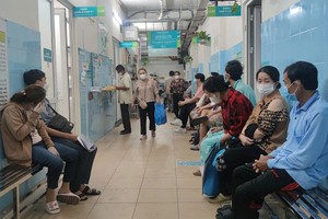 民众在平民医院接受诊疗。