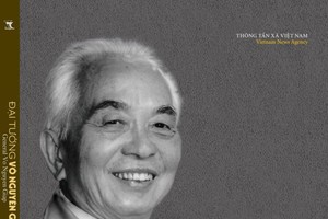 “武元甲大将”画册封面。（图：越通社）