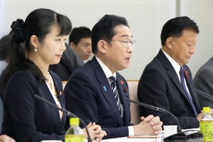 10月2日，日本首相岸田文雄在“儿童未来战略会议”上致辞。左侧为儿童政策担当相加藤鲇子，右侧为经济再生担当相新藤义孝。摄于首相官邸。（图：共同社）