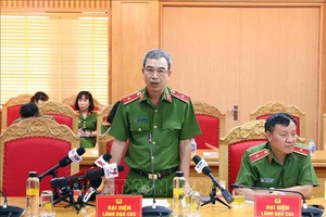 C03副局长阮文成少将在新闻发布会上回答记者提问。（图：越通社）