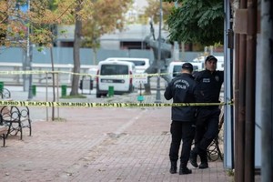 这次自杀式袭击导致肇事者死亡，两人受伤。（图：SOPA Images）