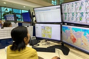 预报员正在根据所提供的数据对天气情况进行分析和评价。（图：文福）