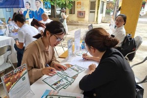 劳动者参加应征活动。（图：X.C）