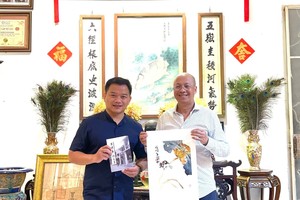 叶传华儿子叶家相（右）向作者赠送画作与父亲遗作。