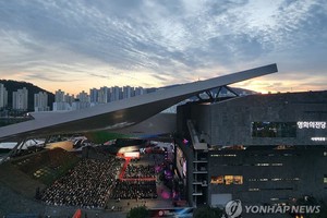 10月4日，在釜山海云台的电影殿堂举行的第28届釜山电影节开幕式上，演员们正在走红毯。（图：韩联社）