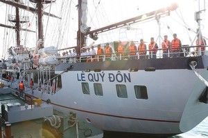 黎贵惇286号帆船准备离港。