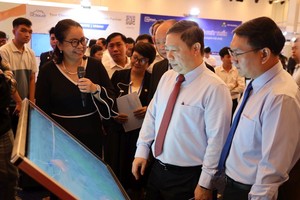 代表们参观各个展位。（图：玲儿）