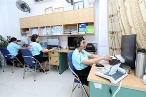 国家保护儿童总台111工作人员在通过求救电话提供辅助咨询。（图：VGP）