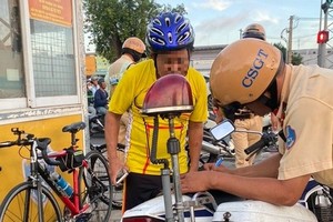 违反交规骑自行车者被罚款