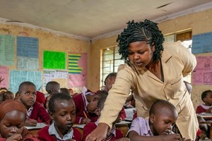 在肯尼亚，老师在课堂上倾身讲解。（图：联合国）