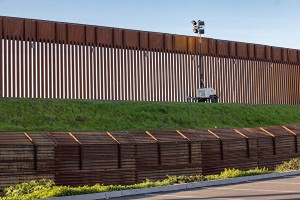 美国得州从联邦政府收到价值数百万美元的边境墙材料。图为2019年5月28日堆放在加州San Ysidro的美墨边境墙材料。（图：互联网）