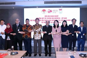 各位代表与演讲者以花式握手合影。（图：越通社）