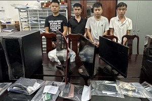 被捕的诈骗团伙。（图：警方提供）