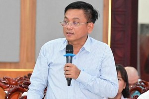 平政县人民委员会副主席阮文泰在新闻发布会上发言。（图：越勇）