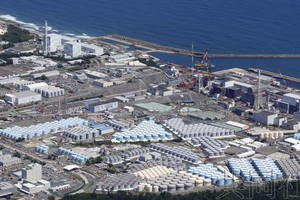 图为东电福岛第一核电站厂区内摆放的处理水保存储罐。摄于8月22日。（图：共同社）