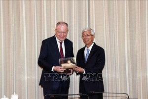 市人委会副主席武文欢（右）向德国下萨克森州州长施特凡.魏尔赠送纪念品。（图：越通社）