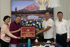 第十一郡领导祝贺华企荣获劳动勋章