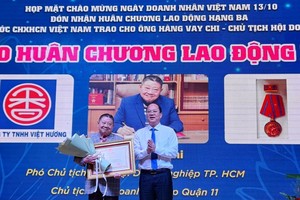 市委副书记阮胡海向杭慰瑶先生转授国家主席授予的三等劳动勋章。