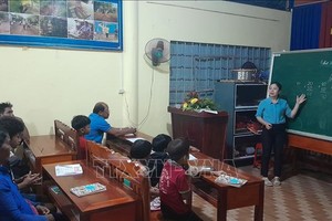 平福省富莲县隆新乡第六村扫盲班。