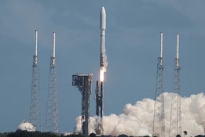 美国东部时间6日14时06分，联合发射联盟公司的“宇宙神5”型火箭运载这两颗原型卫星，从佛罗里达州卡纳维拉尔角太空军基地发射升空。（图：路透社）