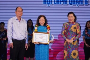 市委副书记阮胡海表彰孝顺榜样。