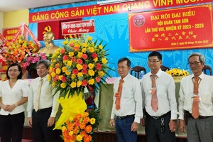 第五郡领导赠送花蓝祝贺福建三山会馆理事会。