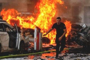 哈马斯发射数千枚火箭弹空袭以色列南部城镇。（图：路透社）