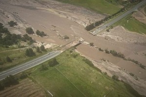 南非西开普省 N2 路线的一部分，Botrivier/Caledon 路段的一座桥梁被冲毁。（图：推特）