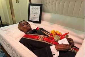 男子死亡 128 年后终下葬已成皮革木乃伊