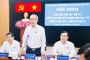 市国会代表阮善仁（中）在接触会上发言。（图：市党部新闻网）