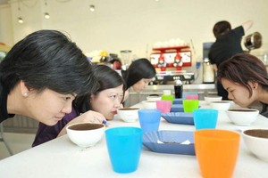 研究指出，气味的确会影响人们对颜色的感知。例如，当受试者闻到咖啡气味时，他们眼中的“灰色”将更偏向于红棕色；而在没有特殊气味的情况下，他们辨识出了真正的中性灰色。（图：海峡时报）