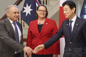 图为10月8日，在澳大利亚墨尔本出席日澳经济部长对话的澳大利亚贸易部长法瑞尔（左起）、资源部长马德琳･金和日本经济产业相西村康稔。（图：共同社）