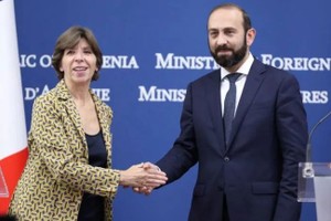 法国外交部长卡特琳·科隆纳（左）10月3日在埃里温与亚美尼亚外交部长阿拉拉特·米尔佐扬共同出席记者会。（图：路透社）